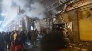 السيطرة على حريق بعدد من المحال التجارية بمنطقة الكيلو 21 بحي العجمي دون إصابات