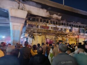 السيطرة على حريق بعدد من المحال التجارية بمنطقة الكيلو 21 بحي العجمي دون إصابات