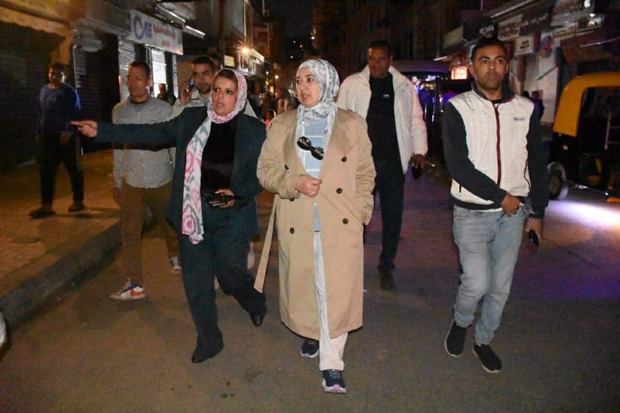 نائب محافظ الإسكندرية تتابع التزام المحال بمواعيد الغلق في حي شرق