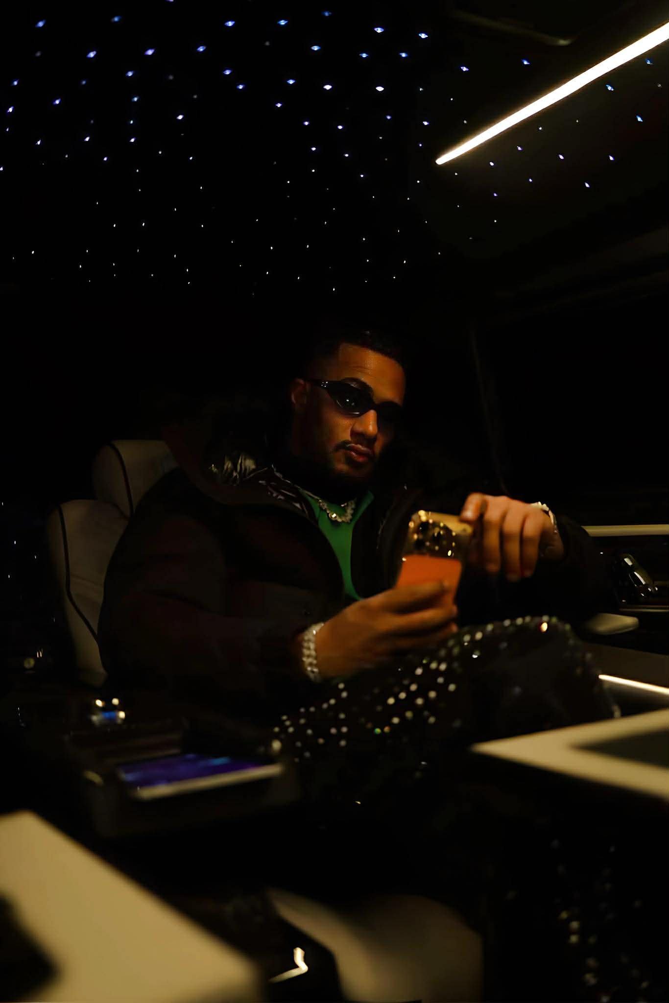 محمد رمضان يثير الجدل بإطلالة غامضة داخل سيارته.. ظهور لافت يخطف الأنظار