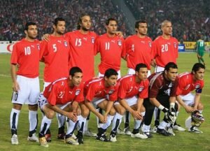 منتخب مصر للناشئين يواجه ليبيا اليوم في تصفيات شمال إفريقيانص الخبر: يلتقي اليوم الخميس، المنتخب الوطني المصري للناشئين مواليد 2009 مع نظيره الليبي في الجولة الرابعة من تصفيات شمال إفريقيا، والتي تُعد مؤهلة لبطولة كأس الأمم الأفريقية للشباب في ليبيا. المباراة مقررة في الثانية ظهرًا تحت قيادة المدير الفني حسين عبد اللطيف. وكان مشوار ناشئي الفراعنة قد بدأ بفوز على تونس بهدف دون رد في الجولة الثانية، قبل أن يخسروا أمام المغرب بهدفين مقابل هدف في الجولة الثالثة، بينما حصل الفريق على راحة في الجولة الأولى. ويستعد الجهاز الفني للتركيز على تصحيح الأخطاء الدفاعية التي ظهرت في لقاء المغرب، وتحفيز اللاعبين نفسيًا لاستعادة نغمة الانتصارات، تمهيدًا للمواجهة الحاسمة أمام المنتخب الجزائري يوم الأحد المقبل، والتي ستحدد فرص المنتخب في التأهل للنهائيات الإفريقية.