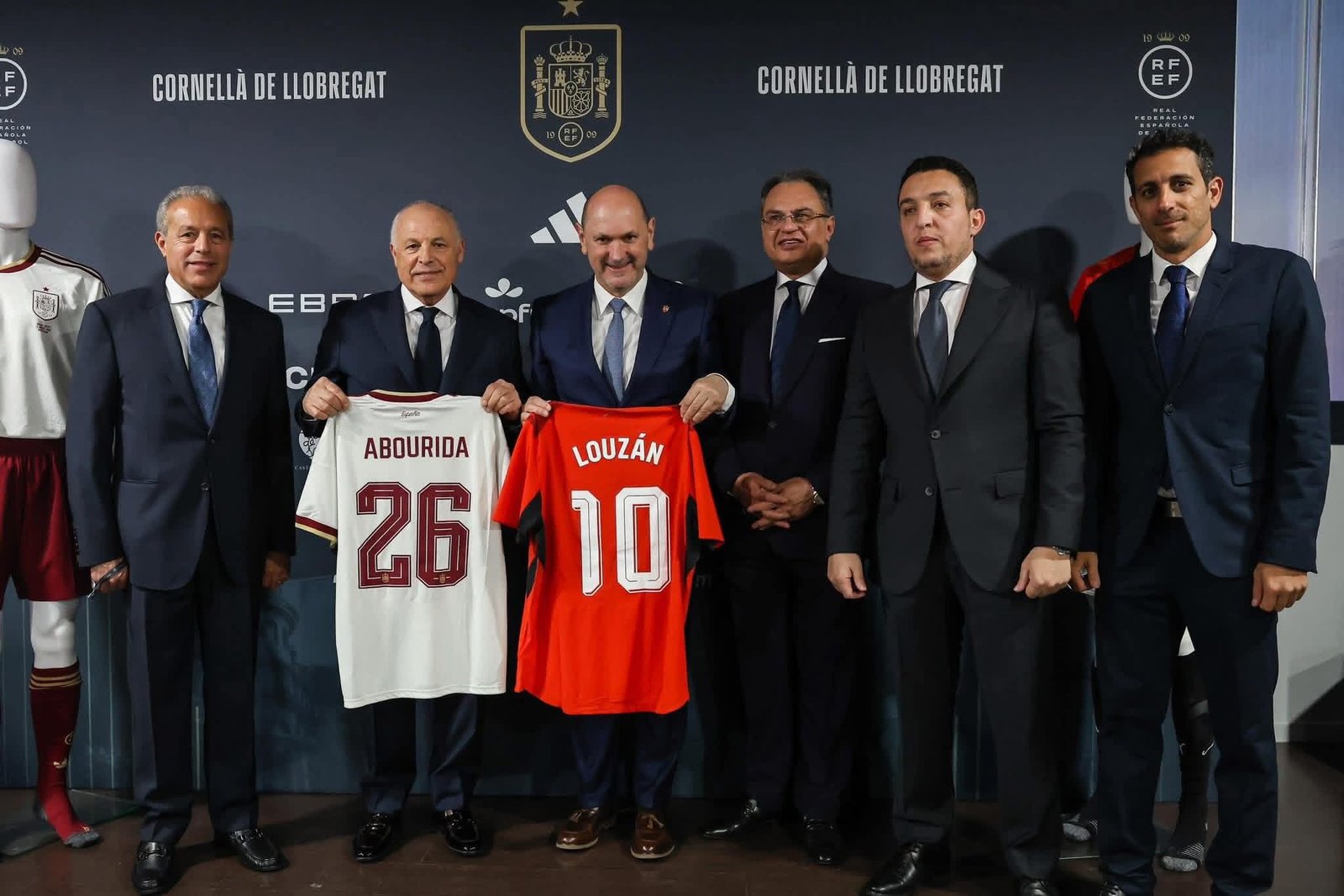 أبوريدة يكرم رئيس الاتحاد الإسباني ويهديه قميص منتخب مصر 3 أبوريدة يكرم رئيس الاتحاد الإسباني ويهديه قميص منتخب مصر