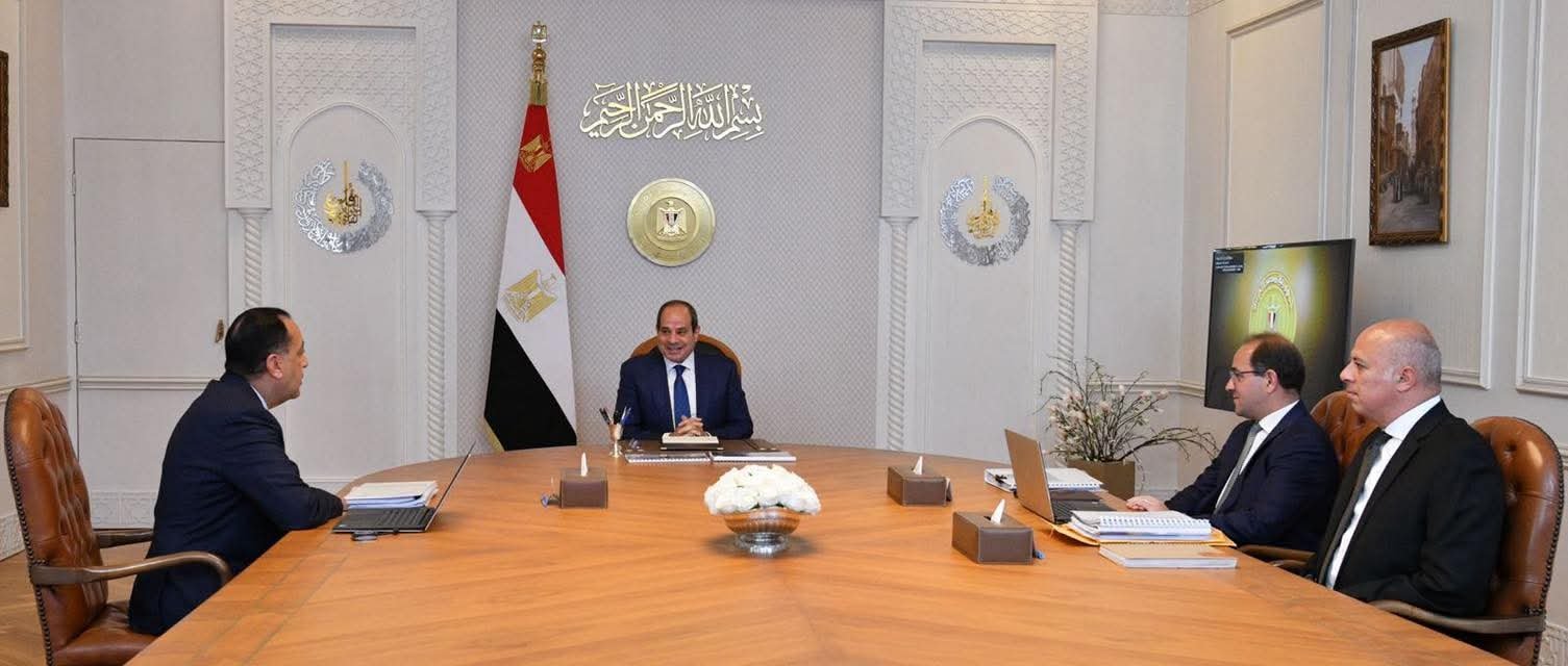 الرئيس السيسي يجتمع مع رئيس مجلس الوزراء و وزير الماليةووزير التخطيط والتنمية الاقتصادية