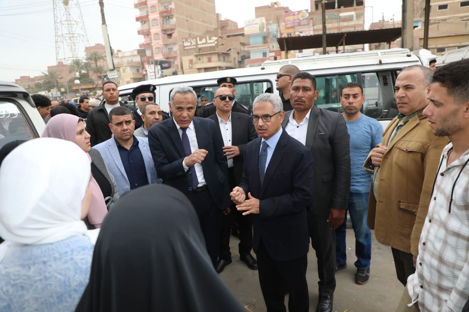 محافظ بني سويف يتفقد موقف الواسطى ويضبط مخالفة أجرة وخط سير خلال جولة ميدانية 