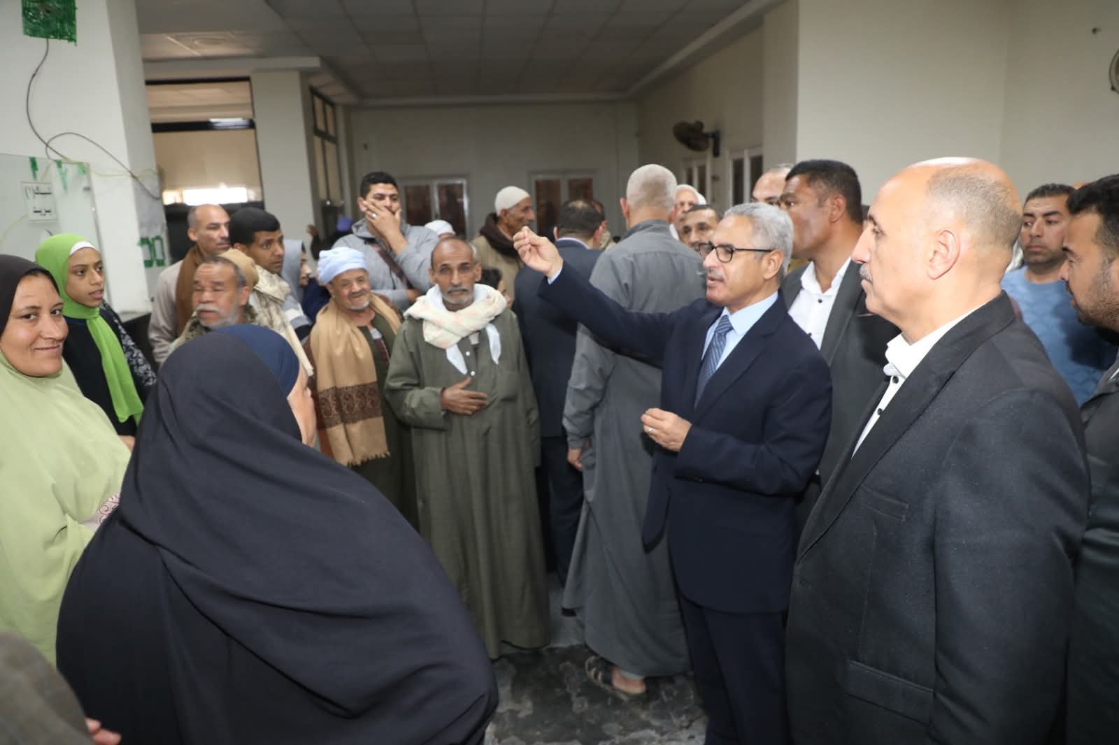 محافظ بني سويف " خلال جولته بالواسطى وناصر" يلتقي المواطنين ويوجه بتسجيل بياناتهم ومتابعة مطالبهم