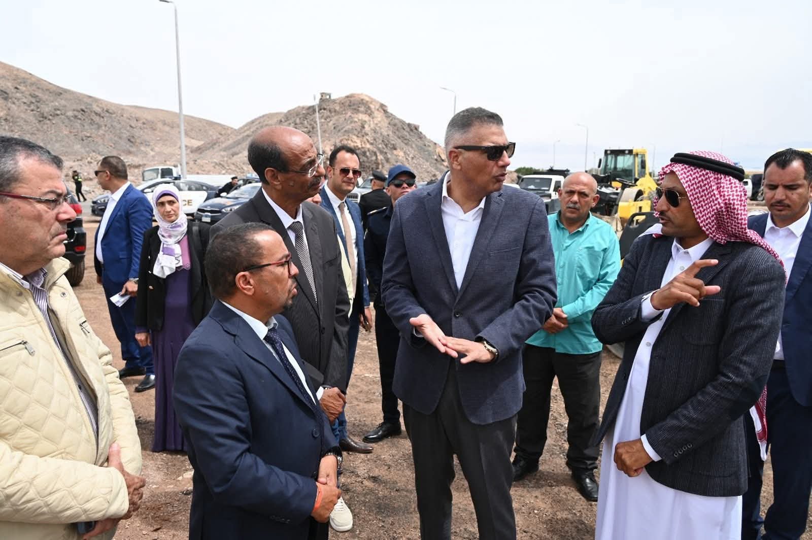 محافظ جنوب سيناء يتابع تنفيذ ساحة انتظار النقل الثقيل بطابا لتعزيز السيولة المرورية 3 محافظ جنوب سيناء يتابع تنفيذ ساحة انتظار النقل الثقيل بطابا لتعزيز السيولة المرورية