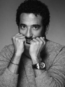 عمرو سعد يخطف الأنظار بصورة جديدة بالأبيض والأسود.. وإطلالة غامضة تثير تفاعل الجمهور