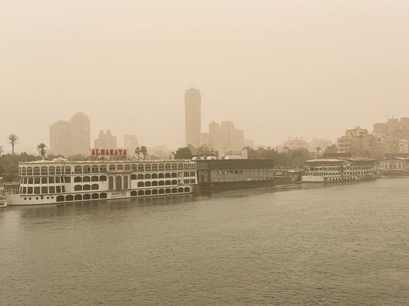 عاصفة ترابية تضرب سماء القاهرة وتُعكر الرؤية أعلى كوبري أكتوبر