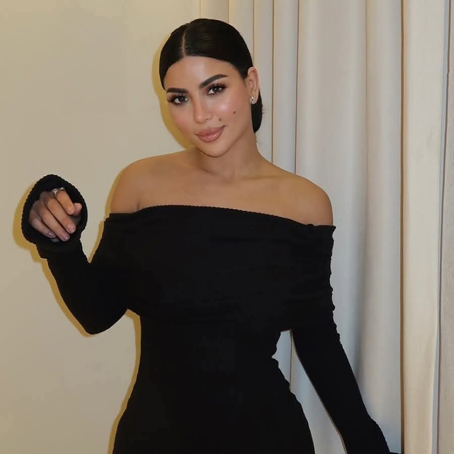 إطلالة جذابة بالأسود.. كارولين عزمي تتألق بأناقة لافتة