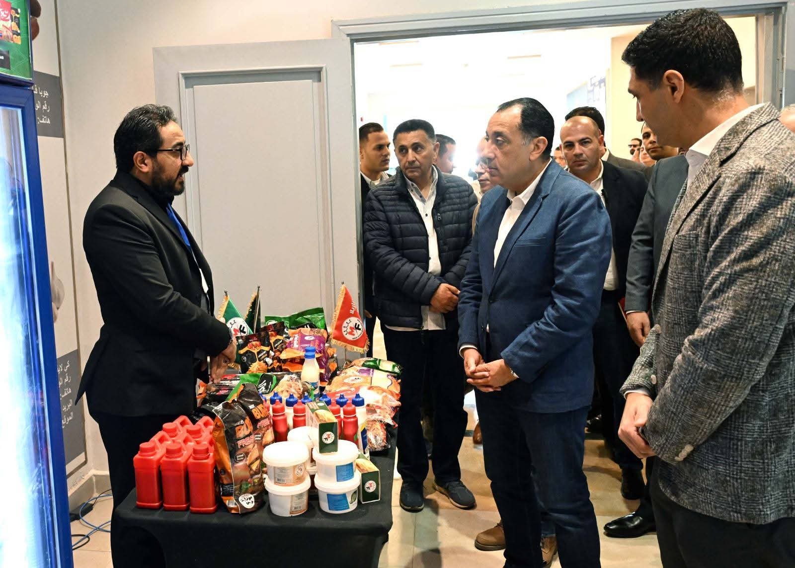 رئيس الوزراء يبدأ جولته بالمنطقة الاستثمارية ببنها بتفقد معرض منتجات الشركات الصناعية 