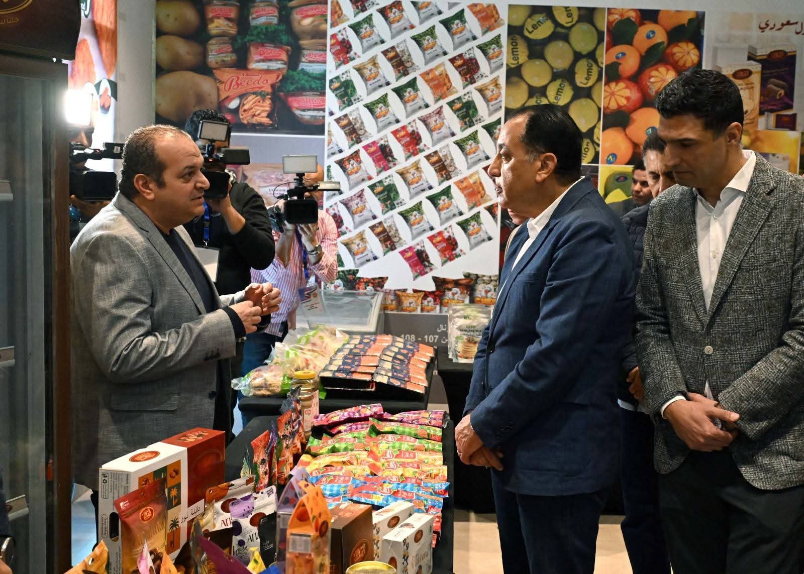 رئيس الوزراء يبدأ جولته بالمنطقة الاستثمارية ببنها بتفقد معرض منتجات الشركات الصناعية 