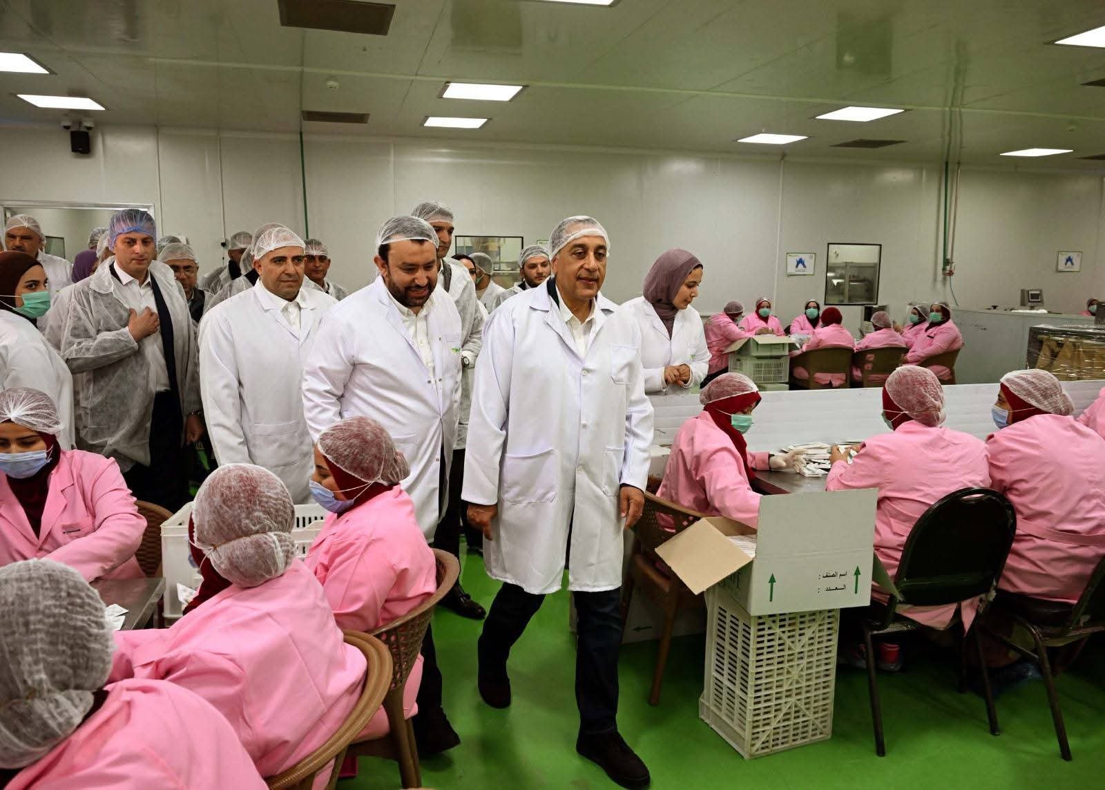 رئيس الوزراء يتفقد مصنع شركة "فارما زاد جروب" للمكملات الغذائية