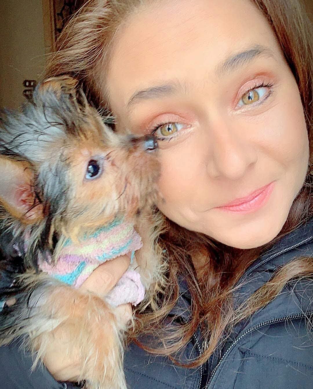 إطلالة عفوية.. نيللي كريم تخطف الأنظار بصورة دافئة مع كلبها