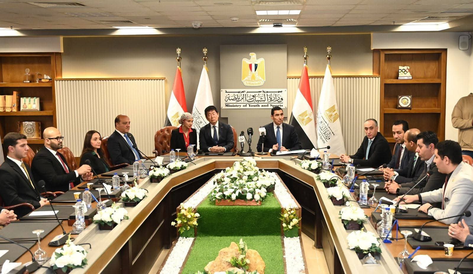 نبيل يشهد توقيع عقد استضافة مصر لبطولة العالم لجمباز الأيروبيك 2028 لأول مرة في إفريقيا 3 نبيل يشهد توقيع عقد استضافة مصر لبطولة العالم لجمباز الأيروبيك 2028 لأول مرة في إفريقيا