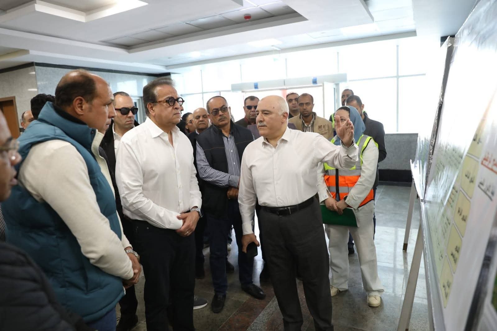 وزير الصحة يتفقد مجمع المعامل المركزية بـ«بدر» ومستشفى العبور