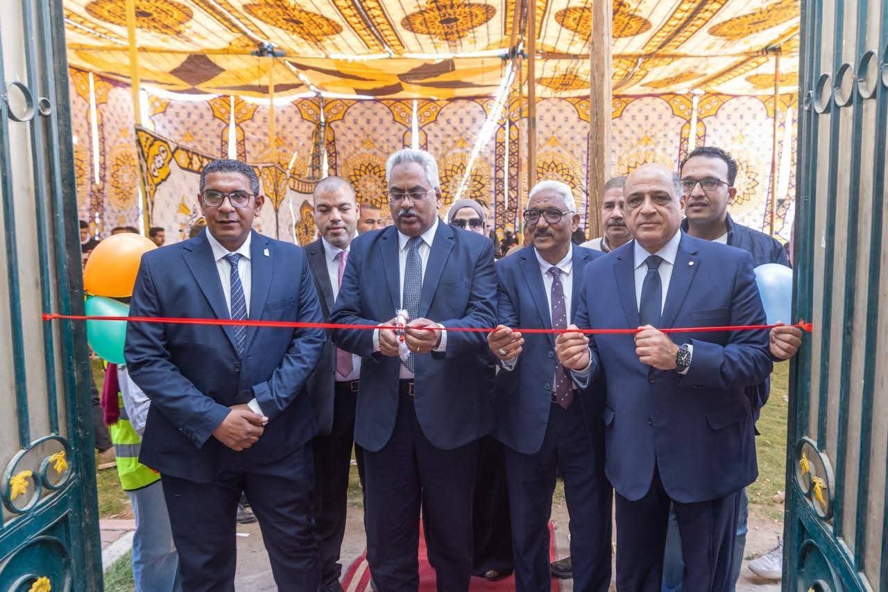 صندوق تحيا مصر يطلق معرض "دكان الفرحة" بسوهاج لتوزيع 50 ألف قطعة ملابس و13 طنًا من السلع الغذائية