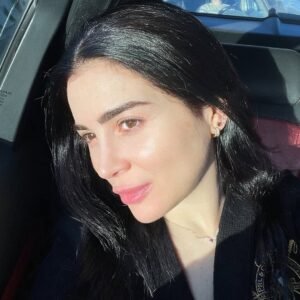 مي عز الدين تعود للوك الشعر الداكن وتخطف الأنظار بإطلالة طبيعية