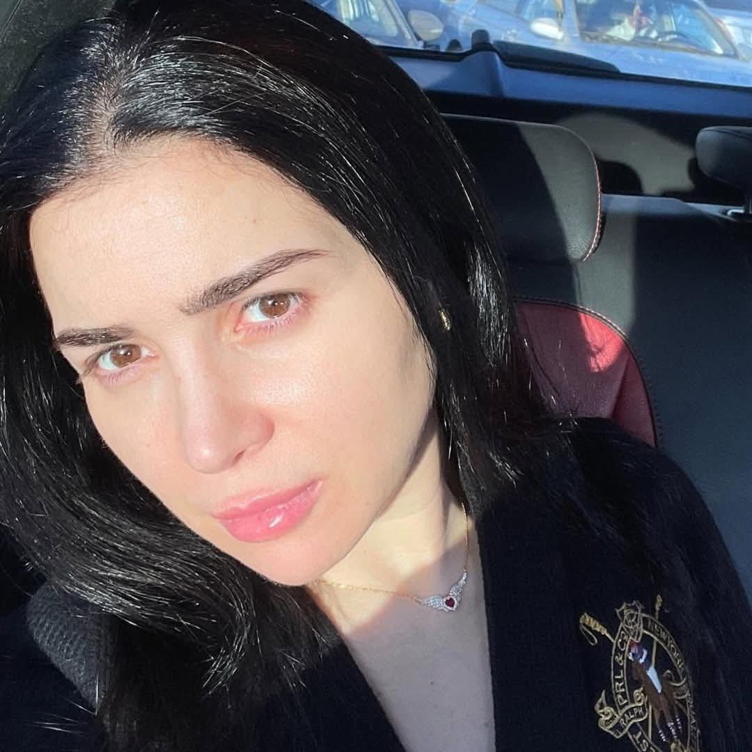 مي عز الدين تعود للوك الشعر الداكن وتخطف الأنظار بإطلالة طبيعية