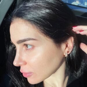 مي عز الدين تعود للوك الشعر الداكن وتخطف الأنظار بإطلالة طبيعية