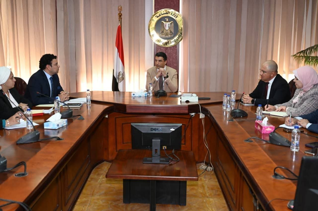وزير الصناعة يبحث مع اتحاد الصناعات وغرفة الحرف اليدوية تعزيز تنافسية الصناعات التراثية عالميًا