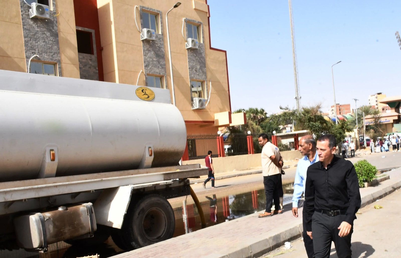 محافظ أسوان يتابع ميدانياً أعمال إصلاح الكسر بخط الصرف الصحي بحي العقاد 28 محافظ أسوان يتابع ميدانياً أعمال إصلاح الكسر بخط الصرف الصحي بحي العقاد