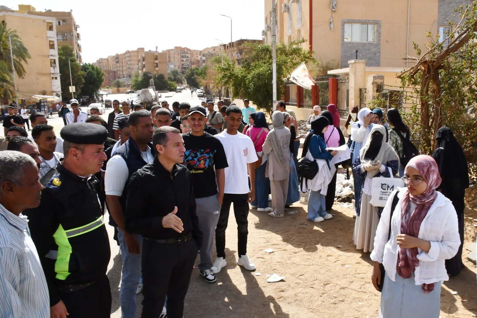 تدخل عاجل من محافظ أسوان .. الدفع بسيارات سيرفيس إضافية لنقل طلاب الجامعة 27 تدخل عاجل من محافظ أسوان .. الدفع بسيارات سيرفيس إضافية لنقل طلاب الجامعة