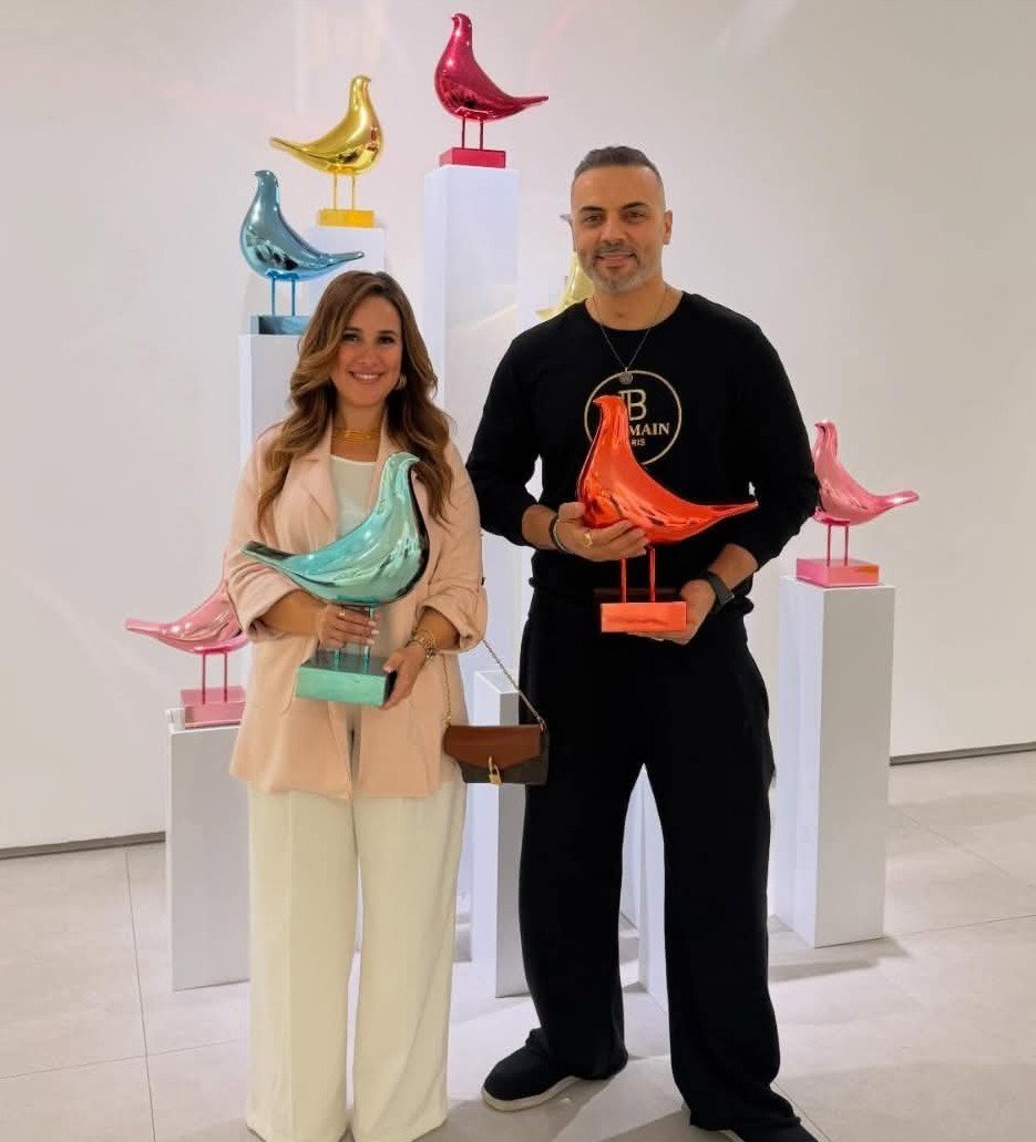 شيري عادل تتألق في زيارة معرض أحمد فريد الفني وتوثق لحظات الإبداع