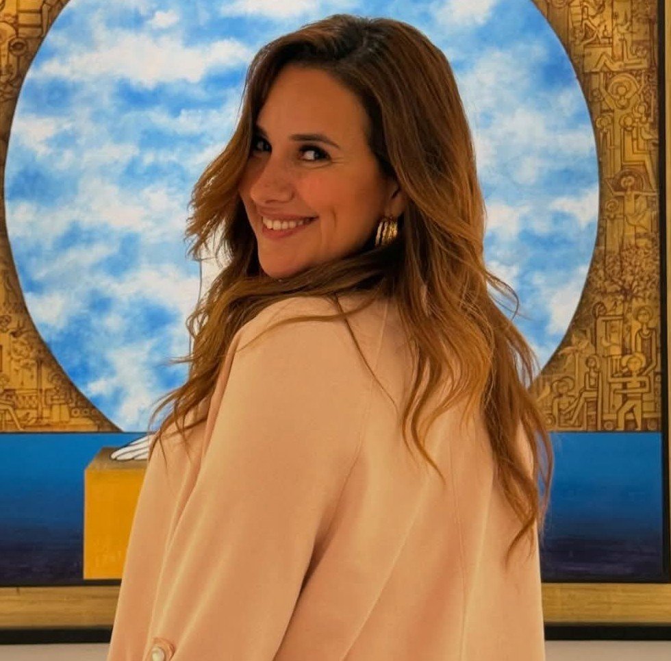 شيري عادل تتألق في زيارة معرض أحمد فريد الفني وتوثق لحظات الإبداع