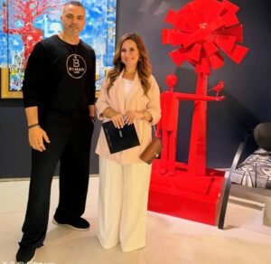 شيري عادل تتألق في زيارة معرض أحمد فريد الفني وتوثق لحظات الإبداع