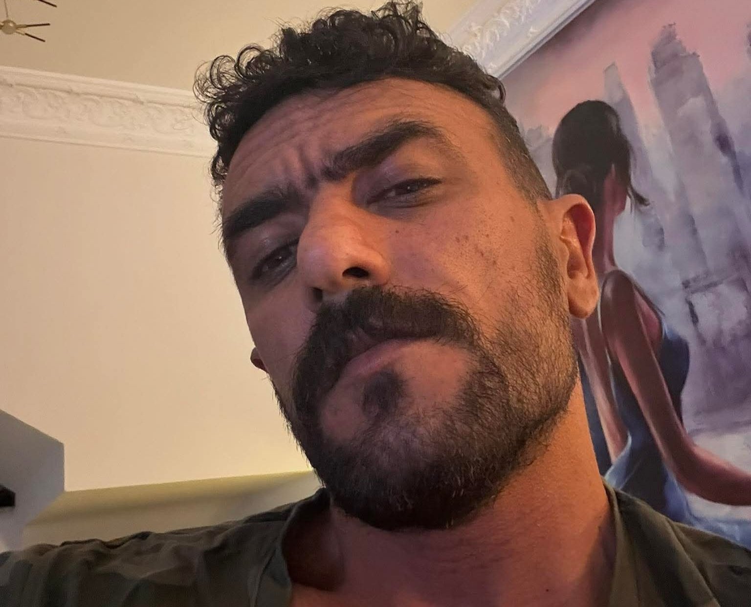 أحمد العوضي يثير حيرة جمهوره: "رمضان 2027 شعبي ولا صعيدي؟"