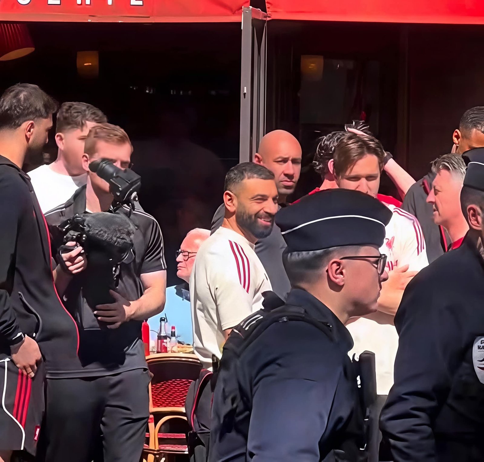 محمد صلاح يخطف الأنظار بجولة داخل ملعب المباراة مع لاعبي فريقه 6 محمد صلاح يخطف الأنظار بجولة داخل ملعب المباراة مع لاعبي فريقه