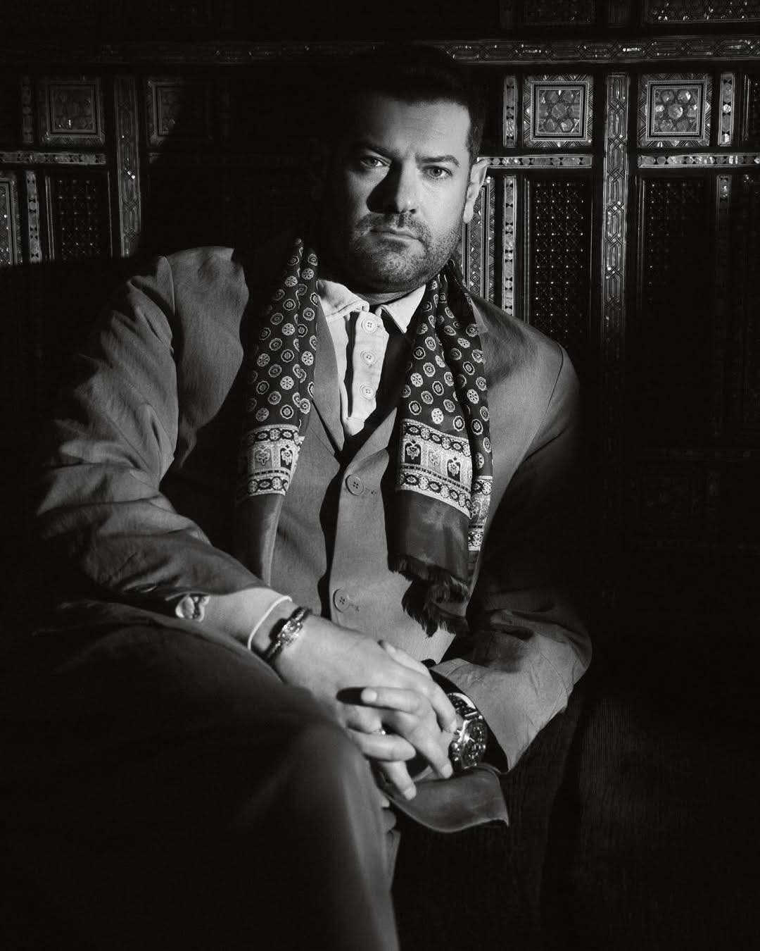 بلمسات كلاسيكية ساحرة.. عمر يوسف يخطف الأنظار في أحدث ظهور له