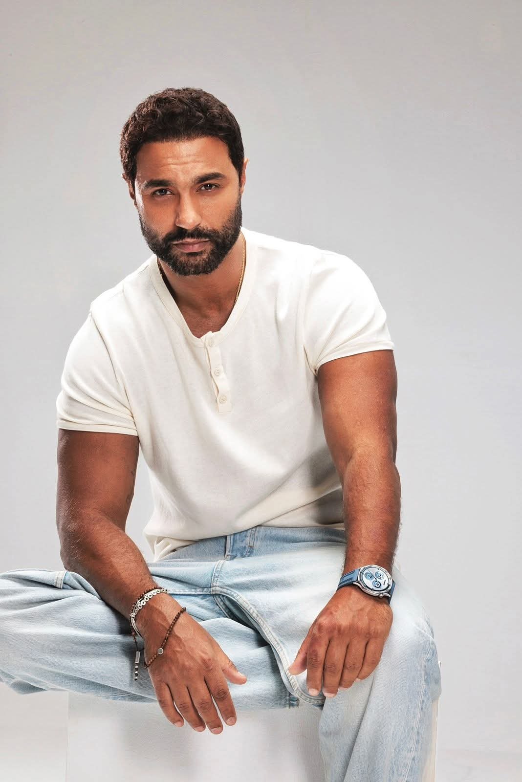 كريم فهمي يوجه رسالة دعم مؤثرة إلى الشعب اللبناني: القلب بيتوجع على كل بيت اتهد