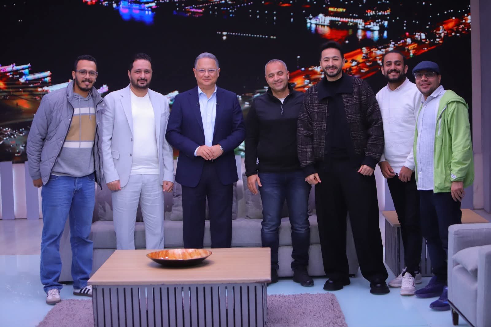 سهرة حصرية مع نجوم وصناع مسلسل "المداح" في برنامج يحدث في مصر على MBC مصر 2 سهرة حصرية مع نجوم وصناع مسلسل "المداح" على MBC مصريستعد جمهور الدراما المصرية لمتابعة سهرة استثنائية مع النجم حمادة هلال وفريق العمل وراء المسلسل الرمضاني الكبير "المداح"، في حلقة حصرية من برنامج "يحدث في مصر" على قناة MBC مصر. تأتي هذه الحلقة في إطار الاحتفاء بالنجاح المستمر للدراما المصرية المختلفة، والتي استطاعت أن تحجز مكانتها بين أكثر المسلسلات الرمضانية متابعة هذا الموسم، بفضل الحبكة المشوقة والأداء المتميز لنجومها.
ستتيح الحلقة للمشاهدين فرصة التعرف على كواليس تصوير مسلسل "المداح"، حيث سيكشف حمادة هلال عن تفاصيل دوره وتجربته في تقديم شخصية مركبة وجديدة على الساحة الدرامية، كما سيتناول الحوار مع صناع العمل أبرز التحديات التي واجهوها خلال التصوير، والجهود الكبيرة المبذولة لضمان تقديم محتوى درامي متنوع يجمع بين التشويق والدراما الاجتماعية، ما جعله محط متابعة كبيرة من الجمهور والنقاد على حد سواء.
يأتي برنامج "يحدث في مصر" في موسمه الرمضاني ليكون نافذة للجمهور للاطلاع على نجوم الفن وأحدث الأعمال الفنية في مصر، مع التركيز على تقديم حوارات شيقة ومعلومات حصرية حول الإنتاج الدرامي، ما يتيح للجمهور فرصة متكاملة لفهم أسرار نجاح الأعمال الرمضانية المختلفة. وتعد سهرة الليلة فرصة ذهبية لمتابعة كل جديد حول مسلسل "المداح"، والتعرف على المجهودات الفنية والإبداعية التي ساهمت في إنجاحه وجذب اهتمام الجمهور.
يمكن لمتابعي البرنامج مشاهدة الحلقة الخاصة في تمام الساعة 10 مساءً بتوقيت القاهرة، من الثلاثاء وحتى الخميس، على قناة MBC مصر. كما يمكن متابعة الحلقة مجانًا عبر منصة MBC شاهد من خلال البث المباشر على الرابط: https://www.shahid.net/mbcmasr�.
لا تفوتوا فرصة الانغماس في عالم "المداح"، والتعرف على كواليس صناعة الدراما المصرية المعاصرة، والاستماع إلى تصريحات نجوم وصناع العمل الذين ساهموا في تقديم عمل درامي ناجح ومختلف يعكس روح الفن المصري الأصيل. تابعوا برنامج #يحدث_في_مصر لتكونوا على اطلاع دائم على كل ما هو جديد في عالم الدراما والفن المصري خلال شهر رمضان، مع حوارات حصرية وأجواء ممتعة تجمع بين المتعة والمعرفة الفنية.