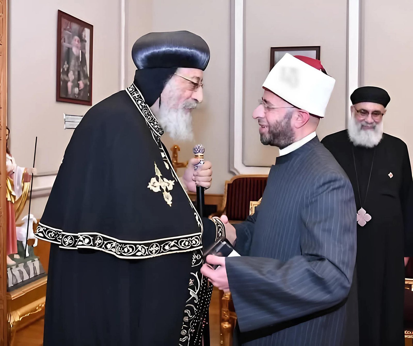 وزير الأوقاف يهنئ البابا تواضروس بعيد القيامة: المصريون نسيج واحد وروحهم قائمة على المحبة