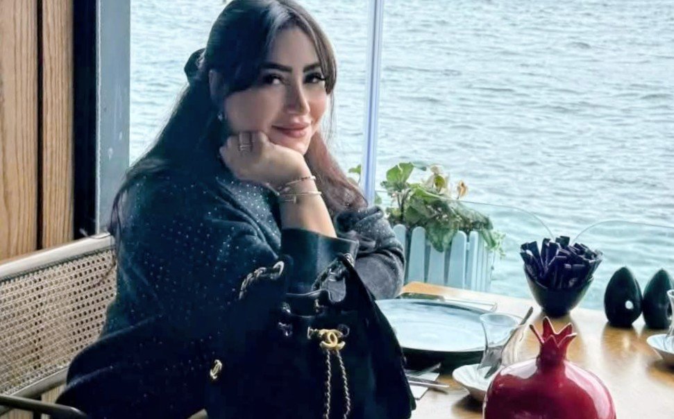 بوسي تتألق بإطلالات مميزة خلال رحلتها في تركيا وتخطف أنظار جمهورها