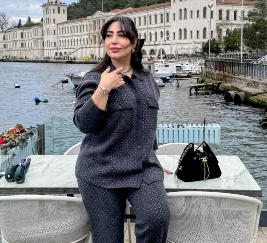 بوسي تتألق بإطلالات مميزة خلال رحلتها في تركيا وتخطف أنظار جمهورها