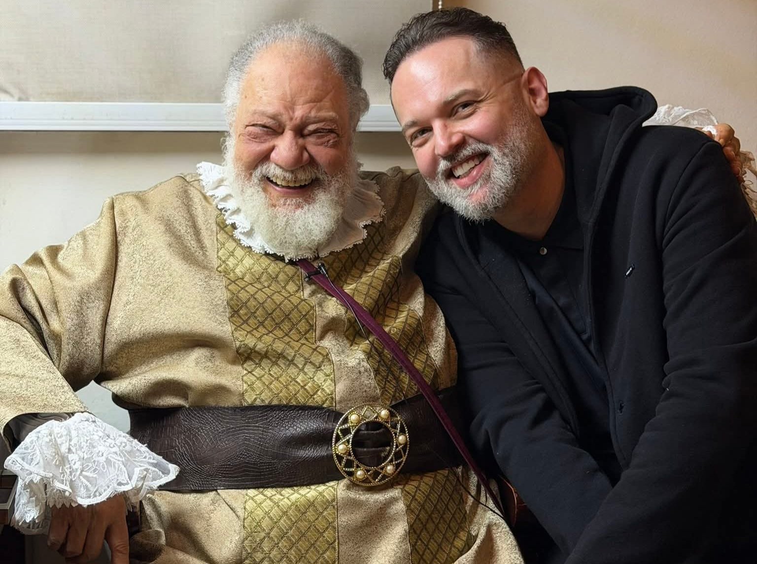 محمد محمود عبد العزيز يشيد بيحيى الفخراني بعد عرض «الملك لير»: وفاء نادر وصداقة ممتدة