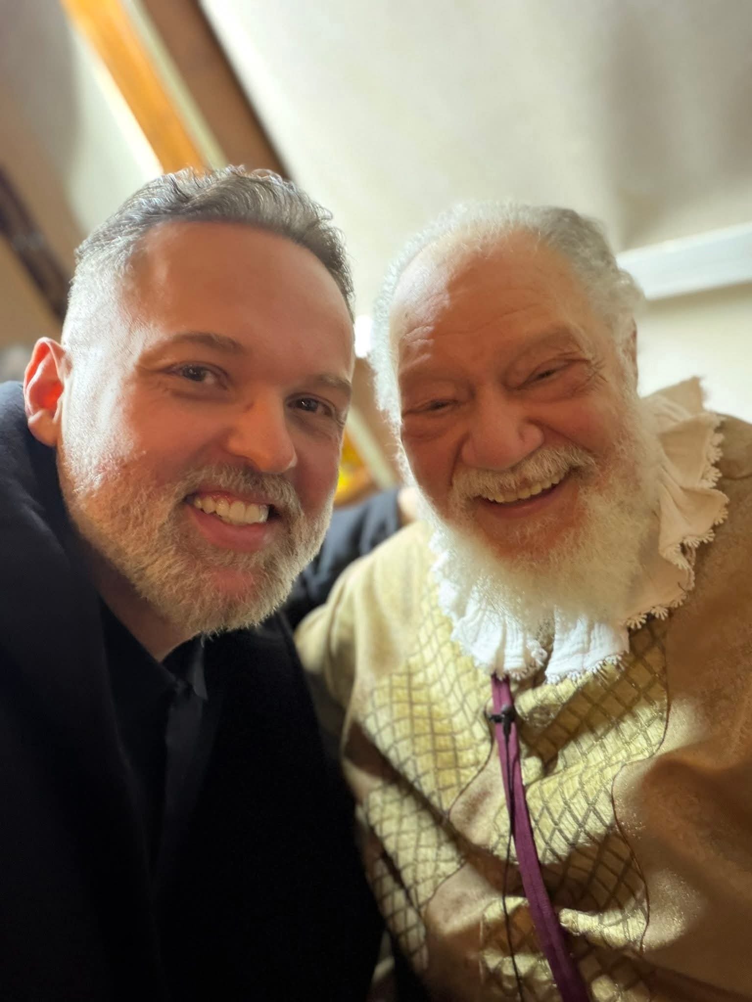 محمد محمود عبد العزيز يشيد بيحيى الفخراني بعد عرض «الملك لير»: وفاء نادر وصداقة ممتدة