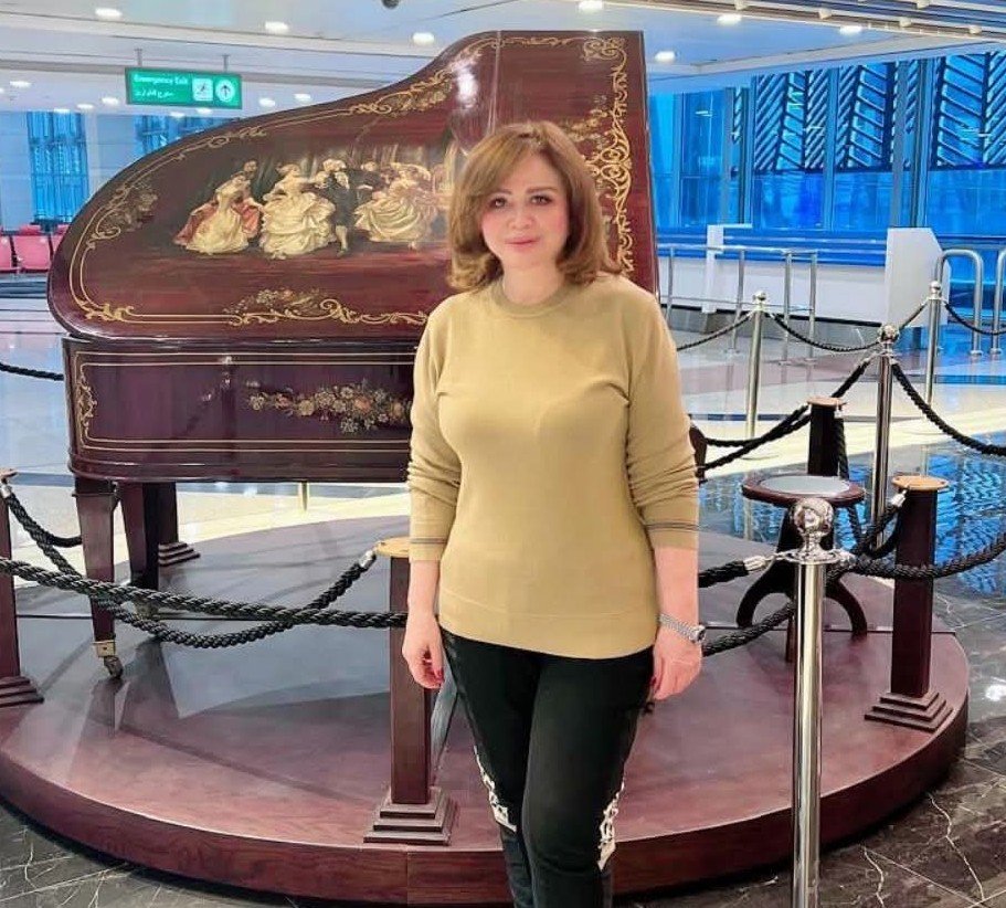 إلهام شاهين تشارك جمهورها لحظات من مطار القاهرة 3 إلهام شاهين تشارك جمهورها لحظات من مطار القاهرة