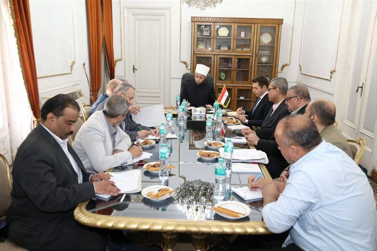 وزير الأوقاف يبحث مع قيادات الهيئة تعظيم استثمارات الوقف وتعزيز الاستدامة المالية