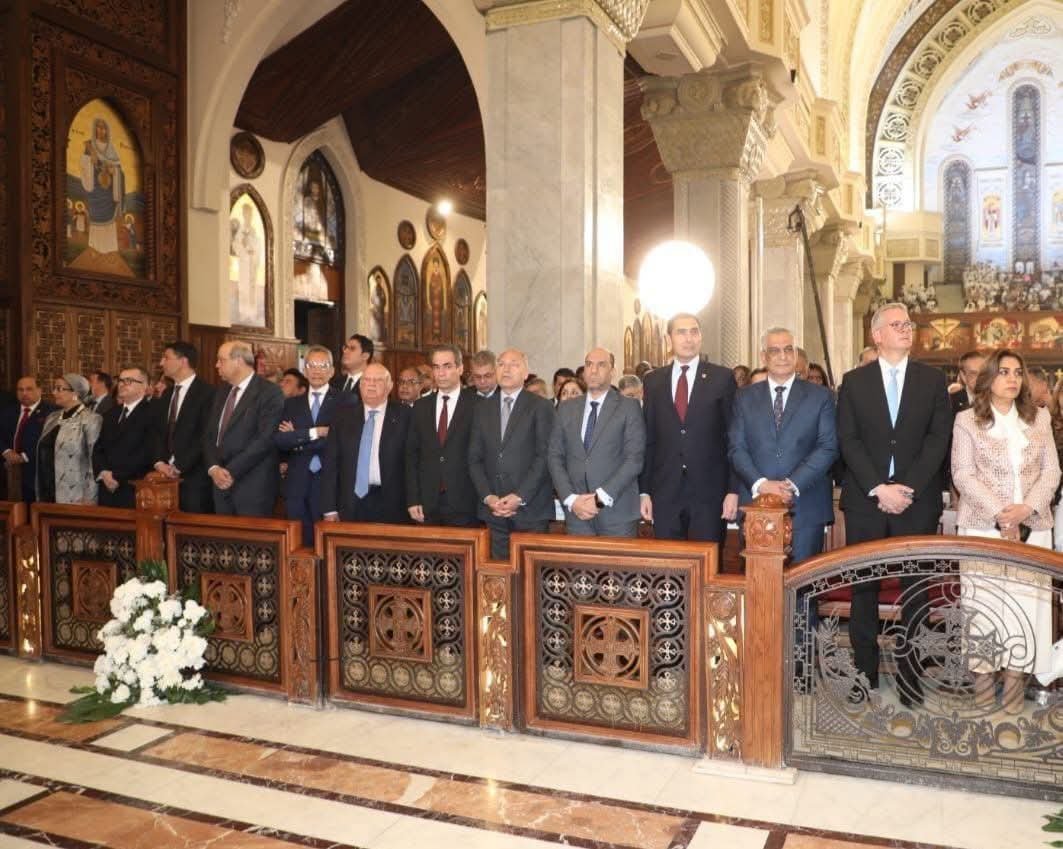 وزير العمل يشارك في قداس عيد القيامة ويؤكد: مصر ستظل نموذجًا للوحدة الوطنية