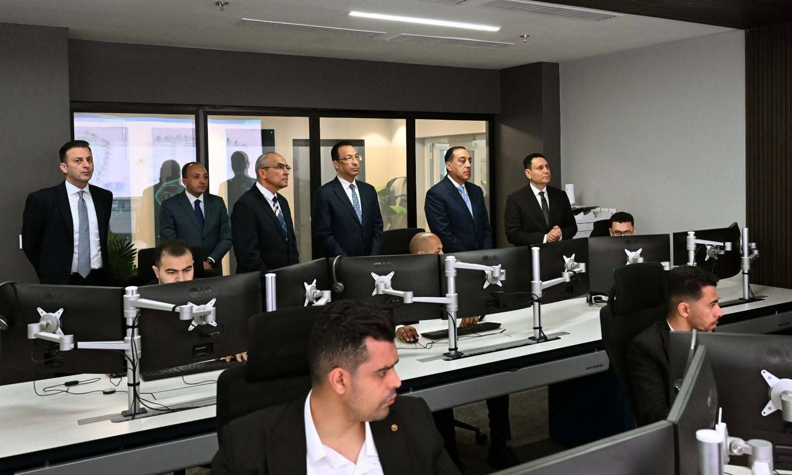 رئيس الوزراء يتفقد مركز التحكم والسيطرة بالعاصمة الجديدة.. خطوة جديدة نحو الدولة الرقمية 5 رئيس الوزراء يتفقد مركز التحكم والسيطرة بالعاصمة الجديدة.. خطوة جديدة نحو الدولة الرقمية