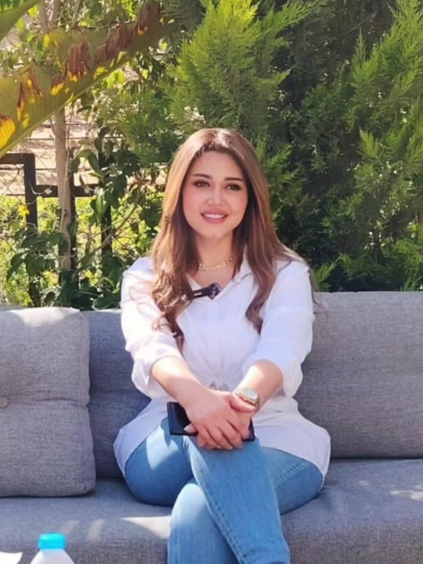نوليا مصطفى تثير الجدل بإطلالة كاجوال ورسالة ساخرة عبر فيسبوك