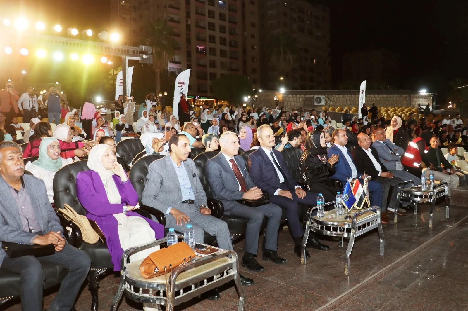 محافظ أسوان يكلف رئيس المدينة بتوزيع الدروع على الفائزين بالدورة الأولى لمهرجان “حدوتة زمان للأطفال” 