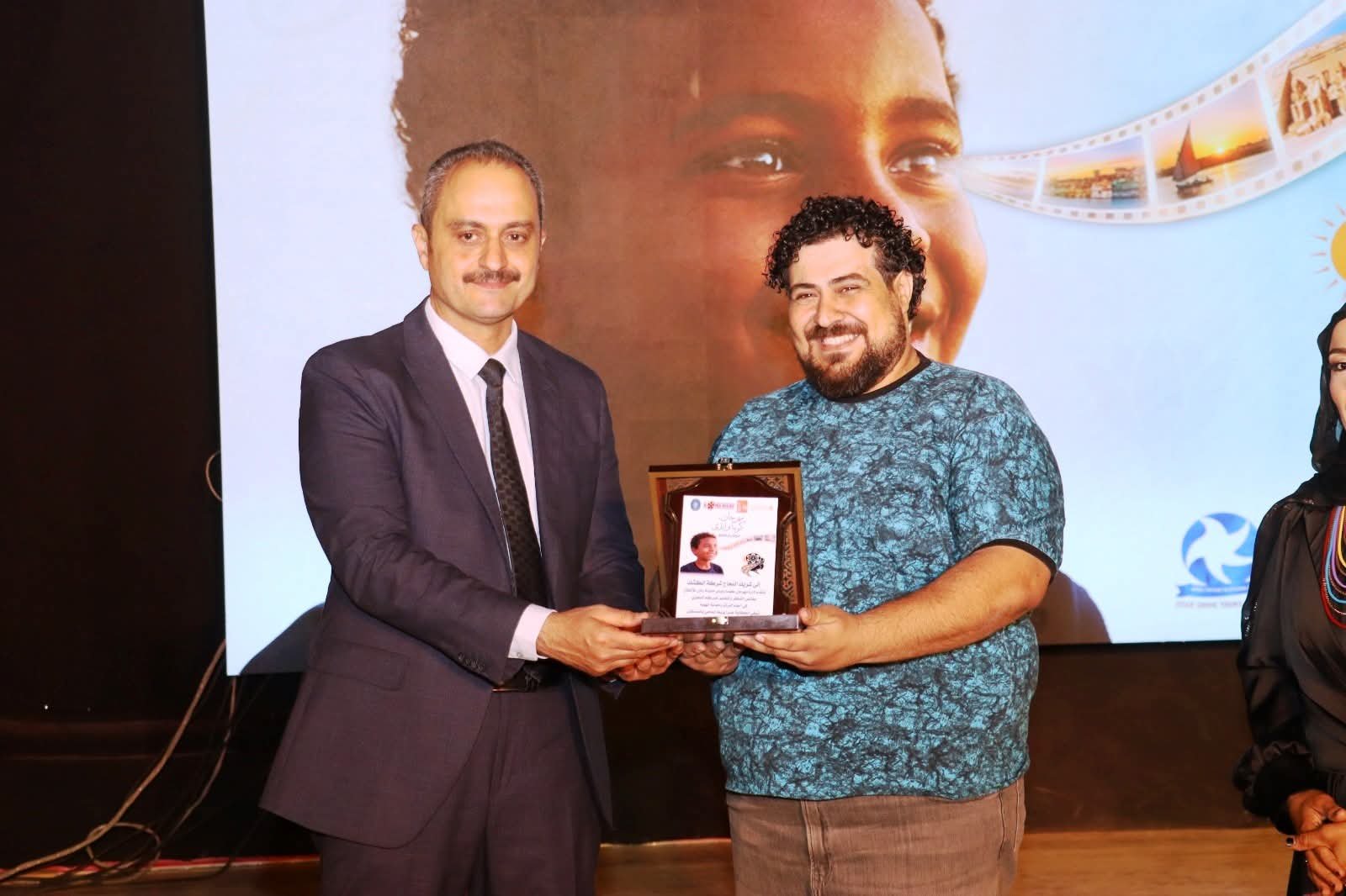 محافظ أسوان