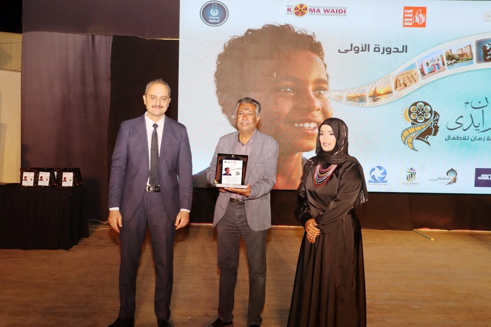 محافظ أسوان يكلف رئيس المدينة بتوزيع الدروع على الفائزين بالدورة الأولى لمهرجان “حدوتة زمان للأطفال” 