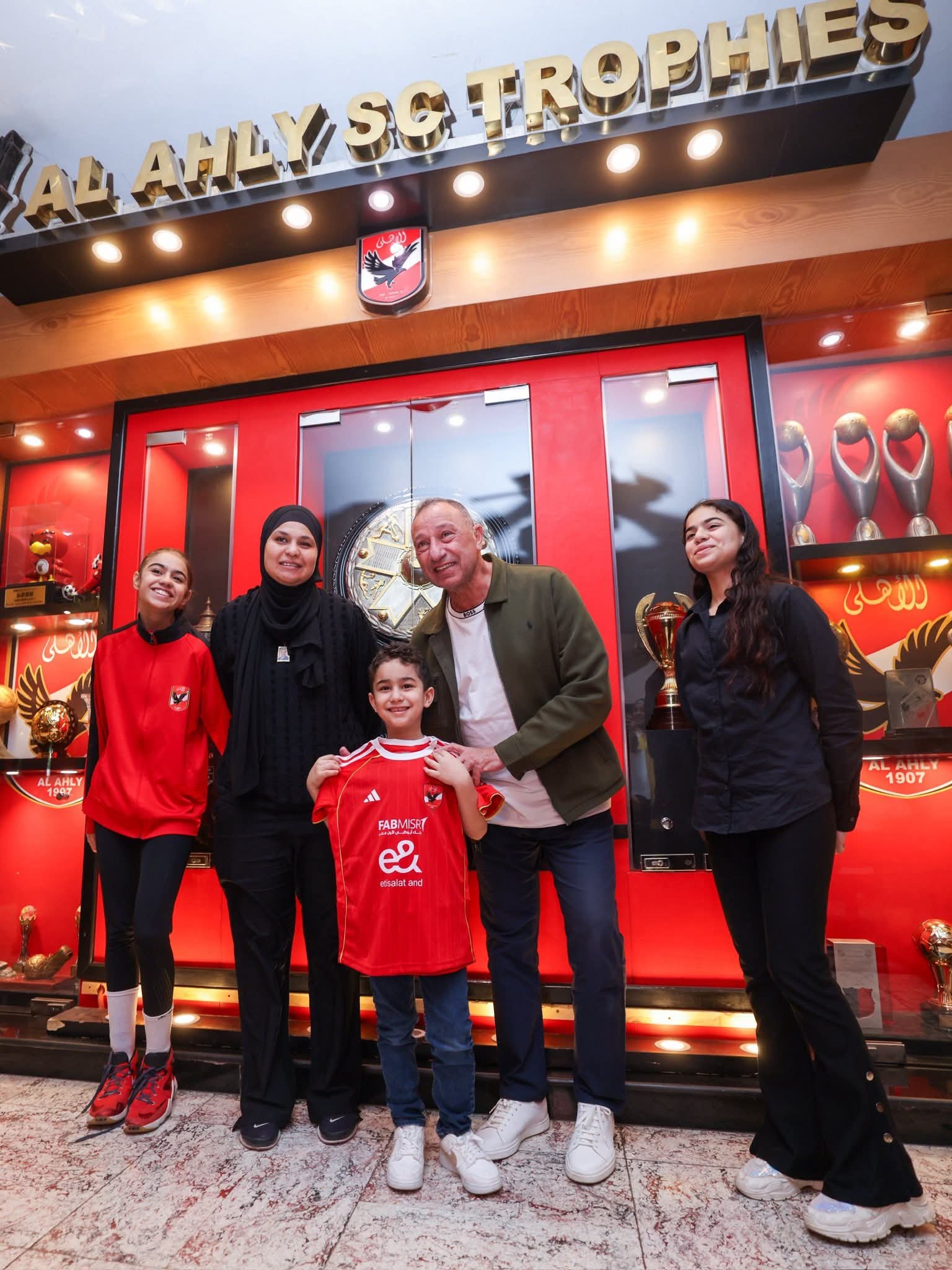 الكابتن محمود الخطيب يستقبل الطفل سليم أسامة وعائلته في مقر النادي بالجزيرة في لفتة إنسانية مؤثرة