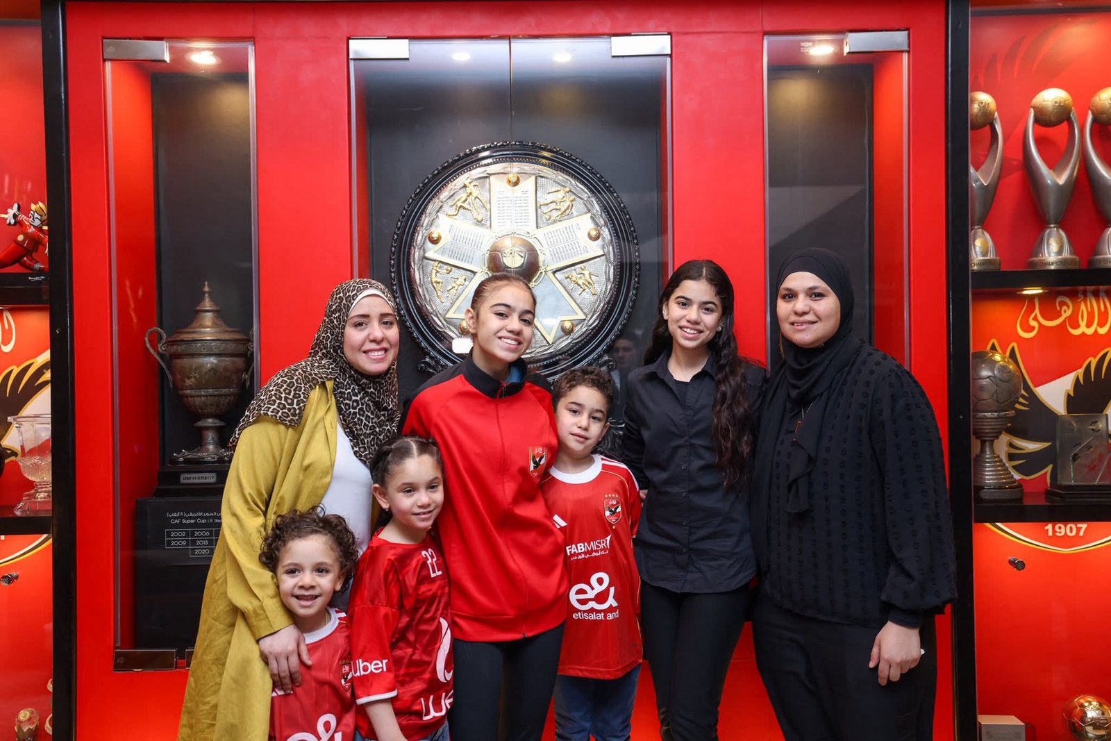 الكابتن محمود الخطيب يستقبل الطفل سليم أسامة وعائلته في مقر النادي بالجزيرة في لفتة إنسانية مؤثرة