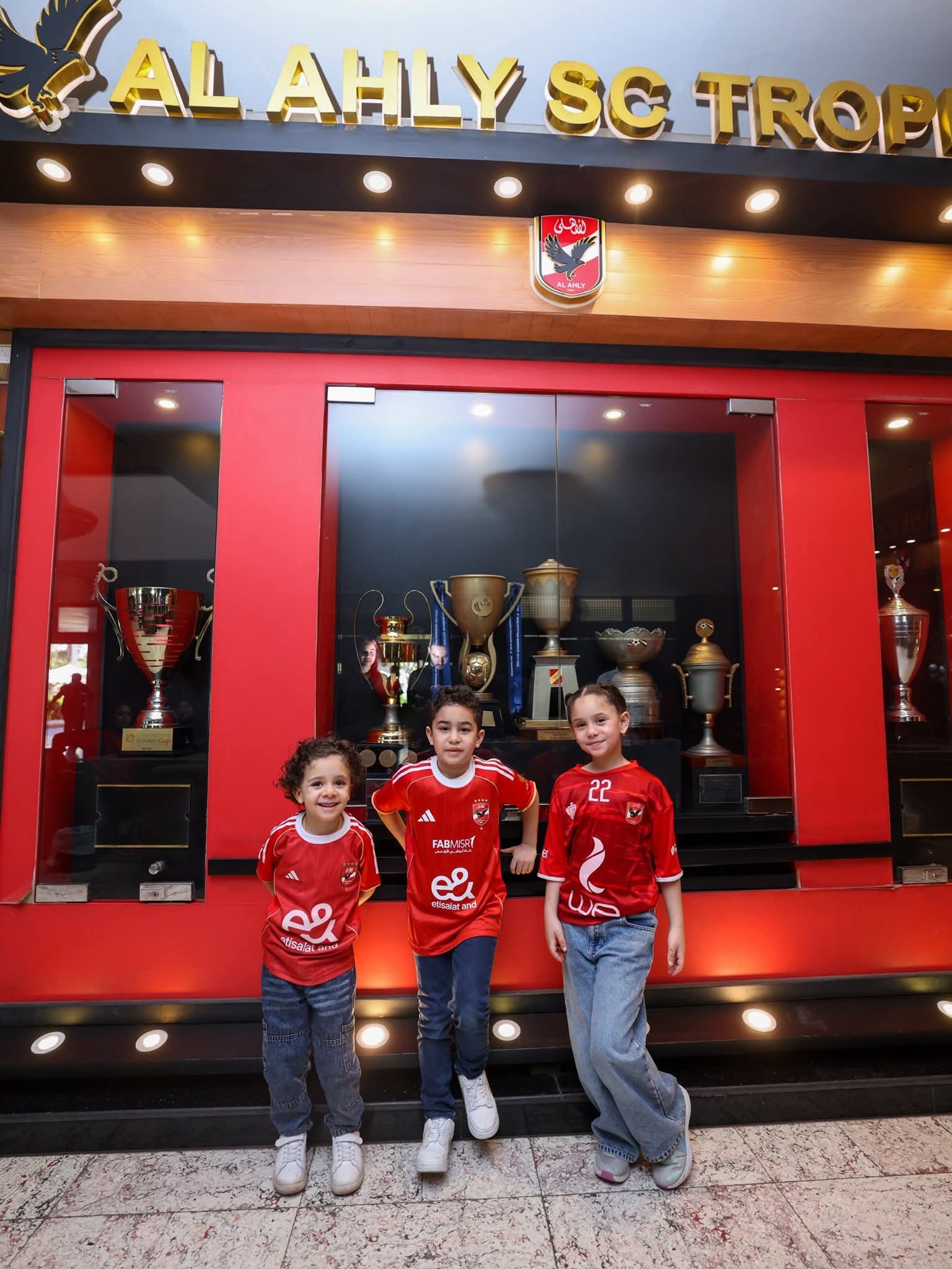 الكابتن محمود الخطيب يستقبل الطفل سليم أسامة وعائلته في مقر النادي بالجزيرة في لفتة إنسانية مؤثرة